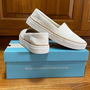 Tom’s Parker Natural Textural Woven slip on shoe. Women’s size 10.